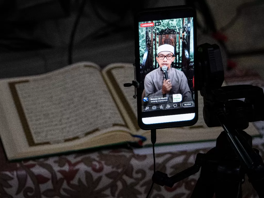 Imam Ustaz H Deden M Ramadhan menyiarkan acara tadarus Al-Quran secara daring (online) di Masjid Agung Sunda Kelapa, Jakarta, Senin (27/4/2020). (ANTARA FOTO/Dhemas Reviyanto)
