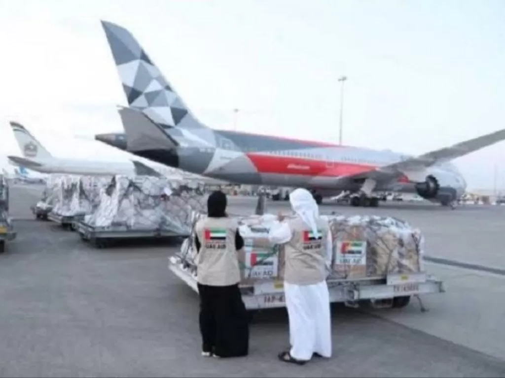 ni Emirat Arab mengirim pesawat yang mengangkut 20 ton bantuan perlengkapan medis untuk penanganan wabah virus corona baru (COVID-19) di Indonesia. (Photo/ANTARA/HO-Kedubes UEA)