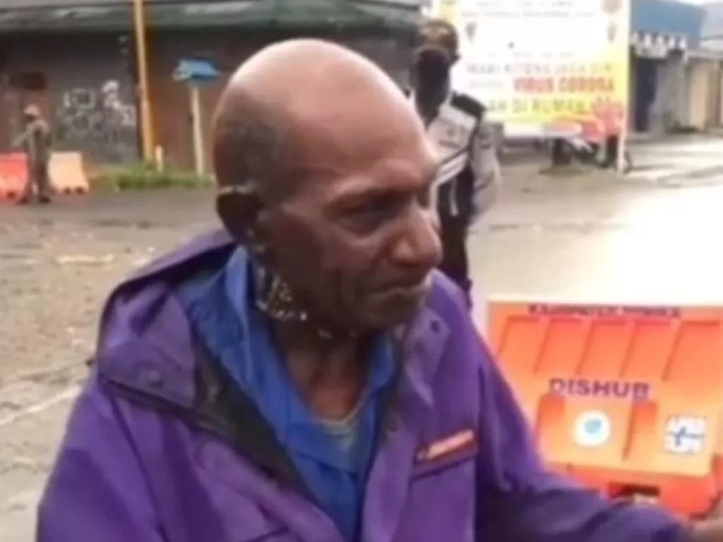 Kakek menangis kelaparan karena tak dapat bansos corona. (Instagram/@fakta.indo)