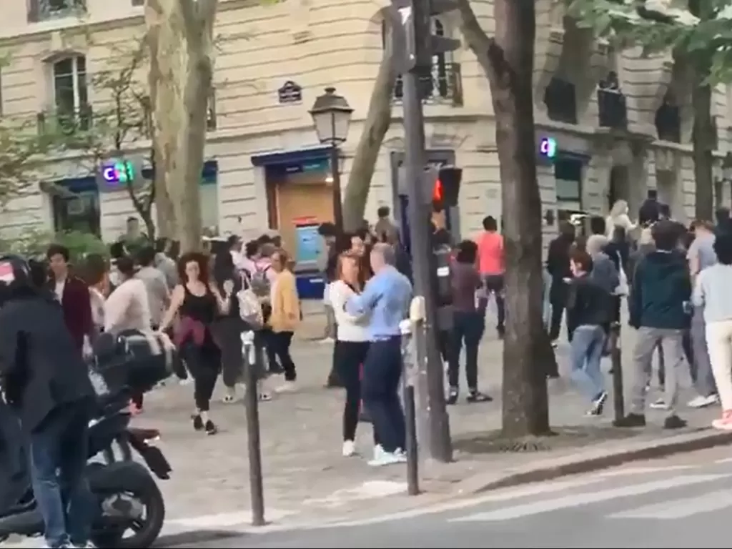 Sejumlah warga Paris yang berdansa di tengah Covid-19. (Photo/Twitter/@CocoChrist)