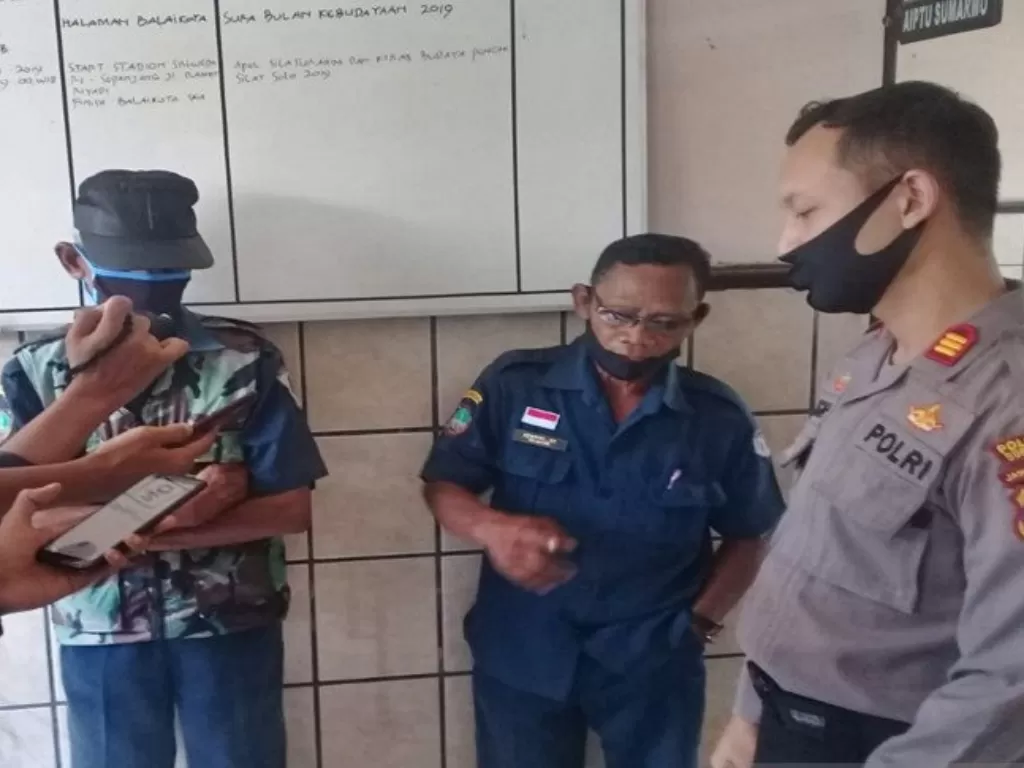 Polisi saat mengamankan dua dari tiga pelaku yang terlibat praktik pungli di 142 toko, Kecamatan Pasar Kliwon Solo, Senin (27-4-2020). (ANTARA/Bambang Dwi Marwoto)