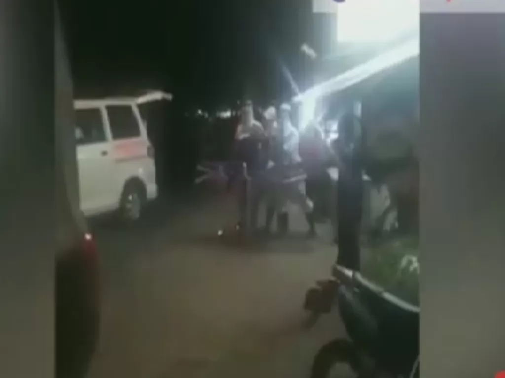 Perempuan pingsan di pinggir jalan dibawa petugas medis (Instagram/@mak_inpoh)