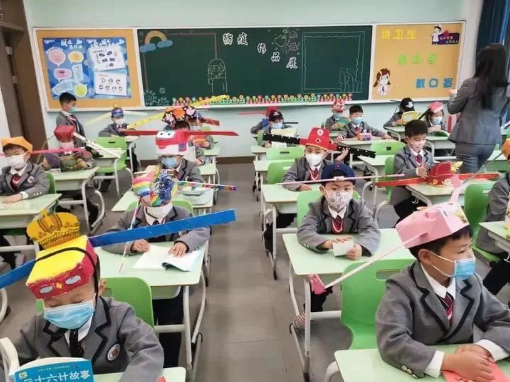 Siswa sekolah dasar di Tiongkok memakai topi 'satu meter'. (Photo/Ttwitter/@chowleen)