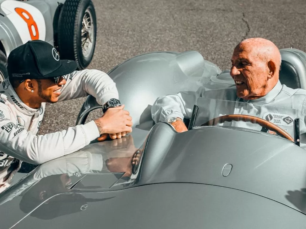 Lewis Hamilton (kiri) dengan legenda F1 Stirling Moss (kanan). (Instagram/@lewishamilton)