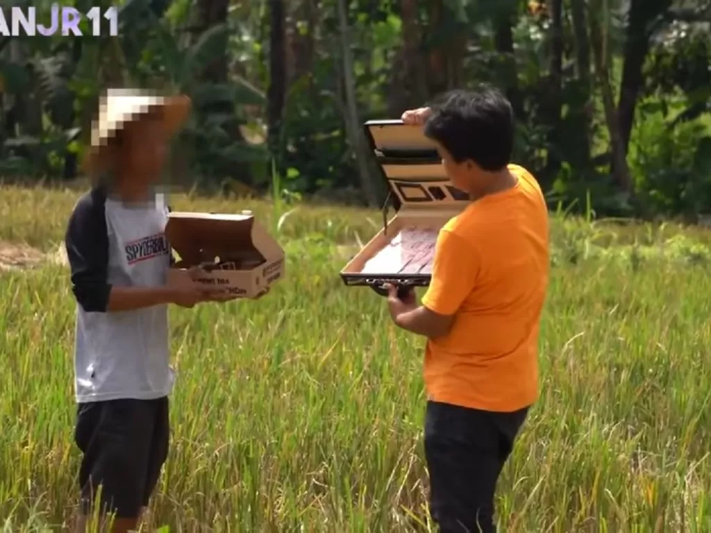 Youtuber Hasan saat mencoba membagikan pizza kepada targetnya (photo/Cuplikan video/Youtube)