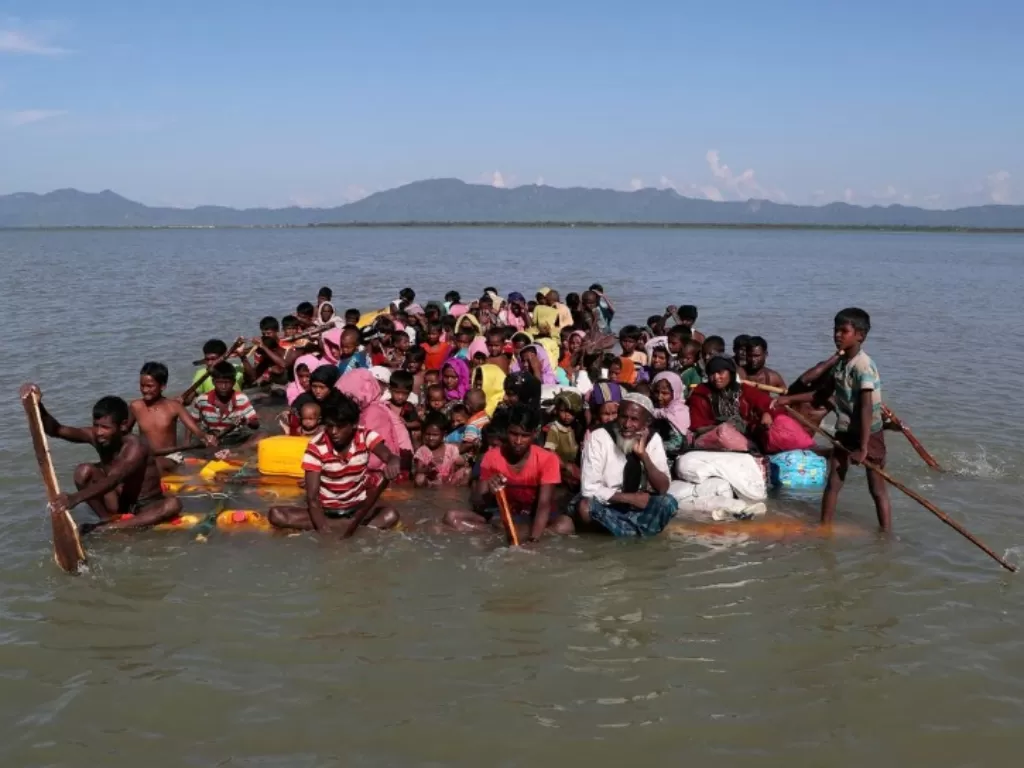 Warga Rohingya mengungsi dengan kapal seadanya.(REUTERS/Mohammad Ponir Hossain/File Photo)