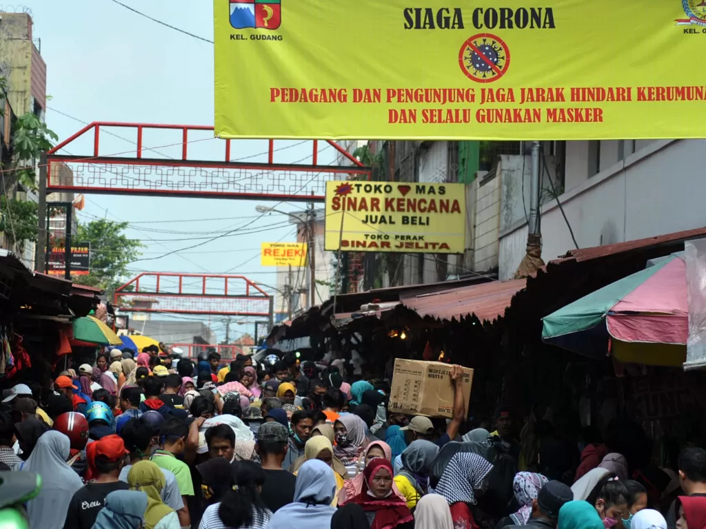 Ratusan warga memadati pasar tradisional di jalan Pedati, Kota Bogor, Jawa Barat, saat PSBB Kamis (23/4/2020). (ANTARA/Arif Firmansyah)
