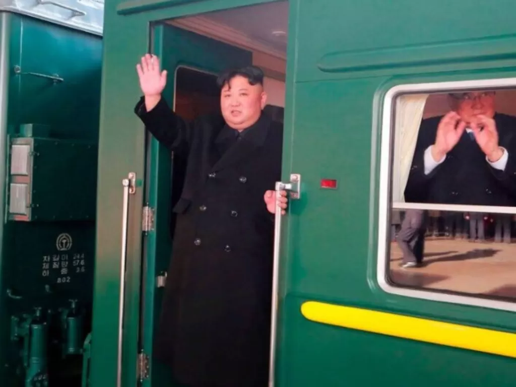 Kim Jong un berada di kereta pribadi. (Korean Central News/AP)