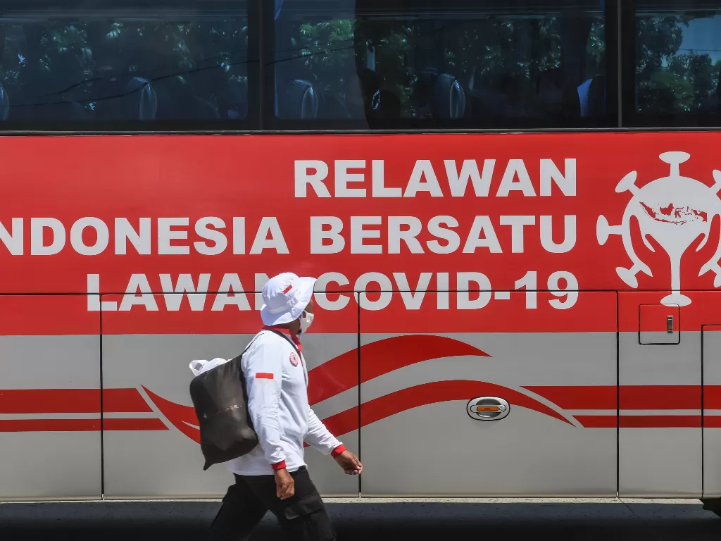 Relawan Indonesia Bersatu Lawan Covid-19 bersiap menghadiri acara Siaga Pencanangan Gerakan Nasional Indonesia Bersatu Lawan COVID-19 di Lapangan Wisma Atlet, Jakarta.(ANTARA/Muhammad Adimaja)