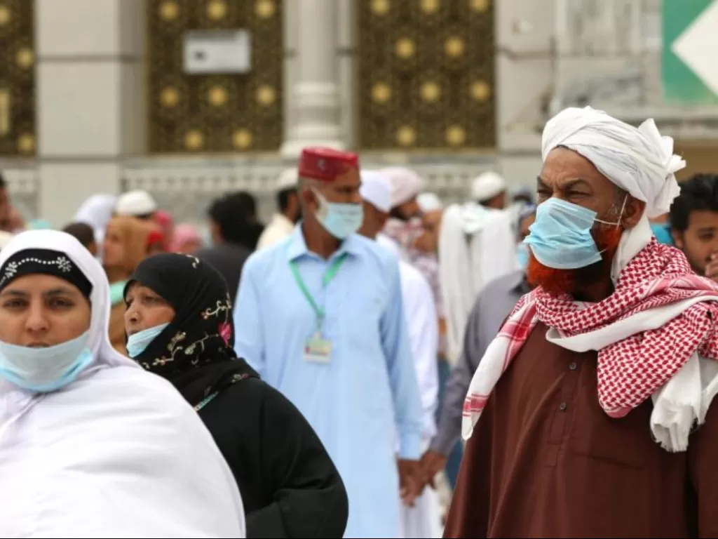 Warga Arab Saudi memakai masker saat beraktivitas di luar rumah. (The Straits Times)