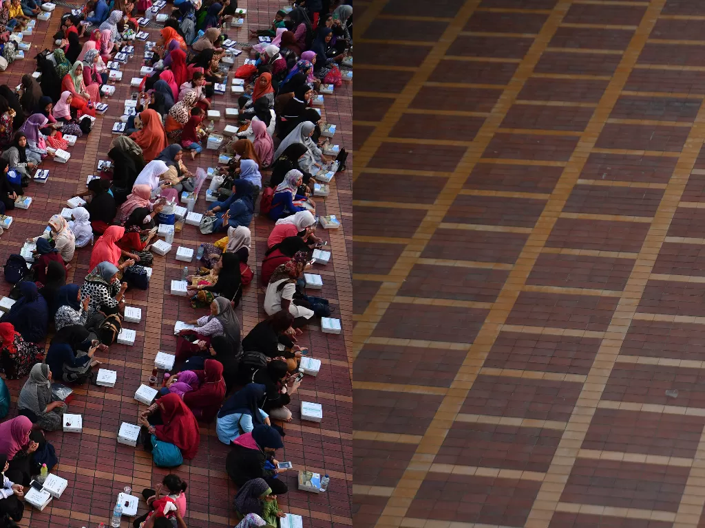  Foto kolase umat muslim menanti waktu berbuka puasa (kiri) pada (6/5/2019) dan suasana sesudah ditiadakan di Masjid Istiqlal, Jakarta Pusat, Selasa (28/4/2020). (ANTARA FOTO/Sigid Kurniawan)