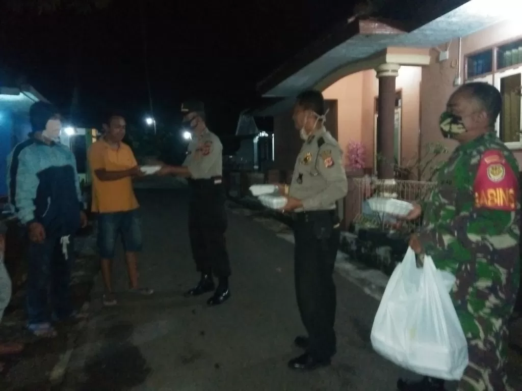 Aparat kepolisian dan TNI memberikan bantuan nasi kotak kepada warga (Dok Istimewa)