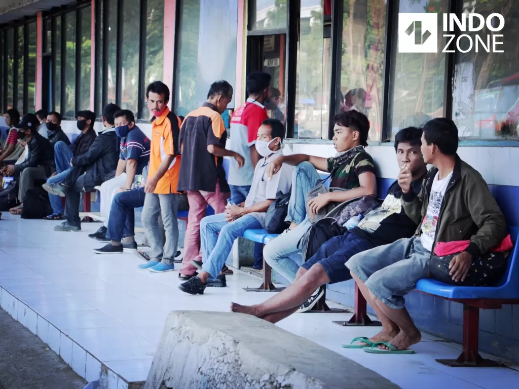 Calon penumpang menunggu bus di Terminal Kampung Rambutan, Jakarta, Rabu (22/4/2020). (INDOZONE/Febio Hernanto)
