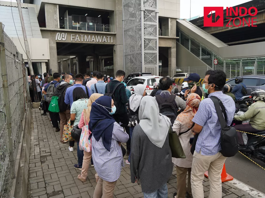 Antrean calon penumpang MRT mengular hingga ke luar Stasiun MRT Lebak Bulus, Jakarta, pada masa pandemi virus corona. (INDOZONE/Arya Manggala)