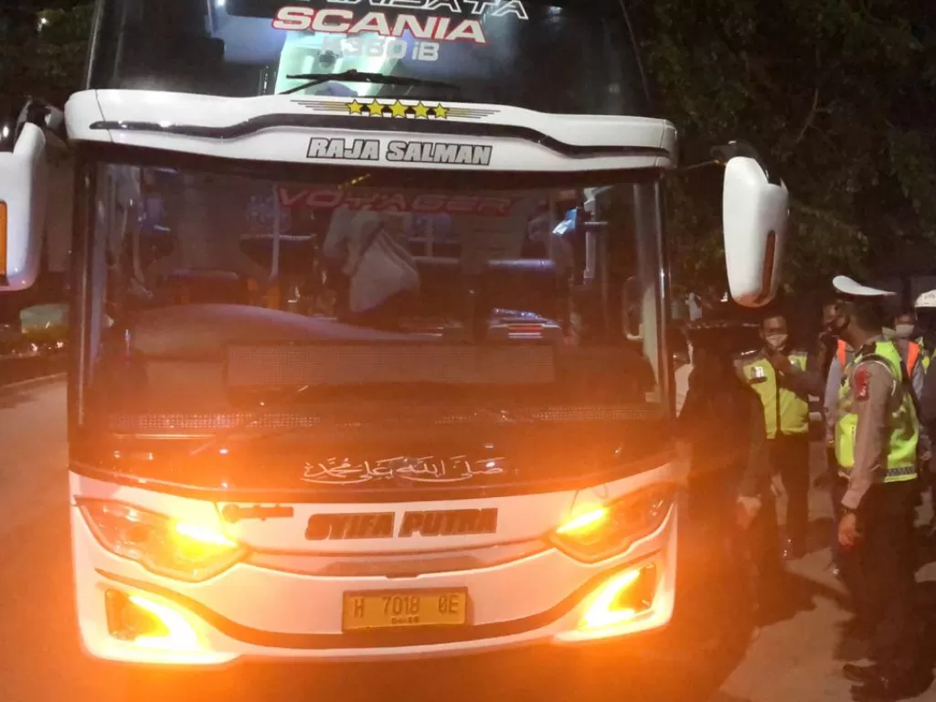 Masyarakat yang memaksa mudik menggunakan bus. (Dok Ditlantas Polda Metro Jaya)