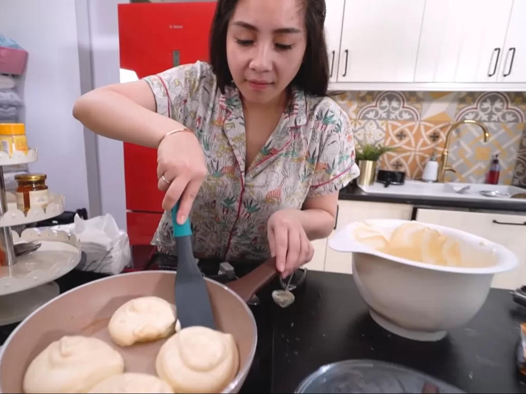 Screenshot video Nagita Slavina saat mambuat Fluffy Pancake. (Youtube/Rans Entertainment)