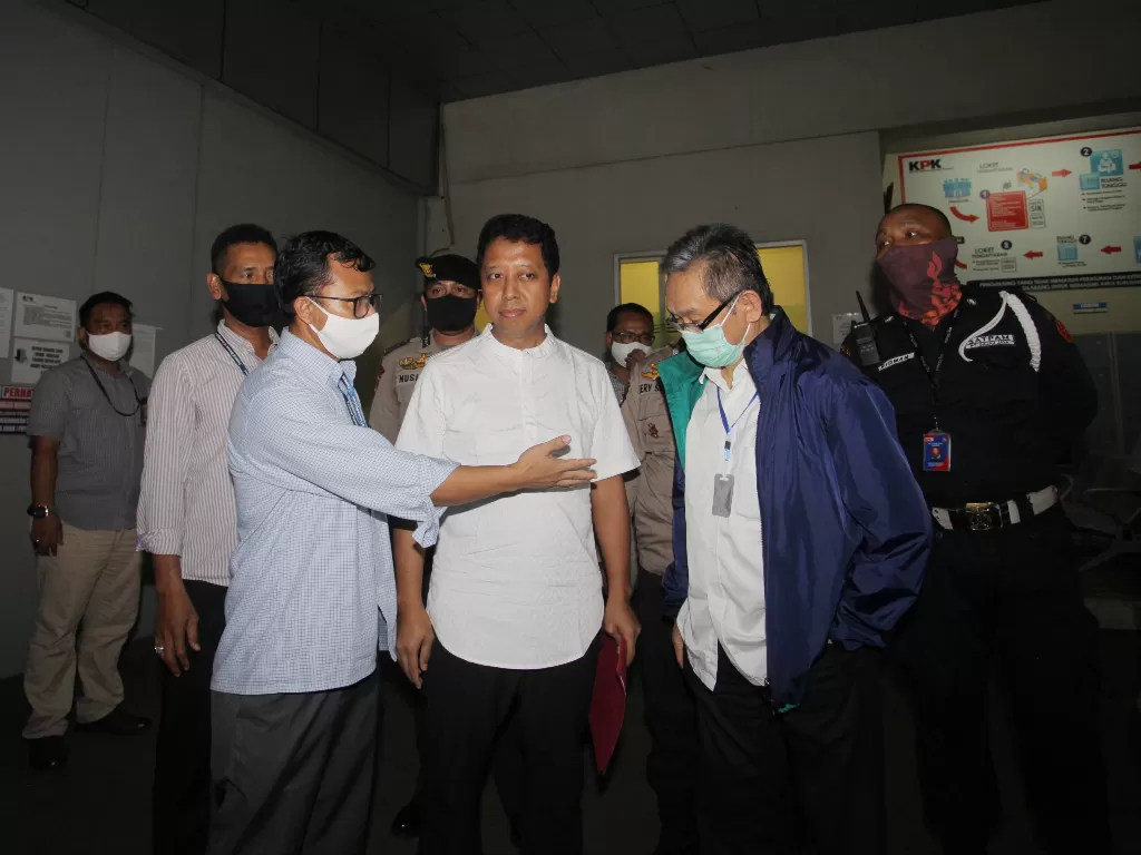 Terpidana mantan Ketua Umum PPP Muhammad Rommahurmuziy (tengah) dijemput tim kuasa hukumnya, saat keluar dari Rumah Tahanan (Rutan) K4, di Gedung KPK, Jakarta. (Foto: ANTARA/Reno Esnir)