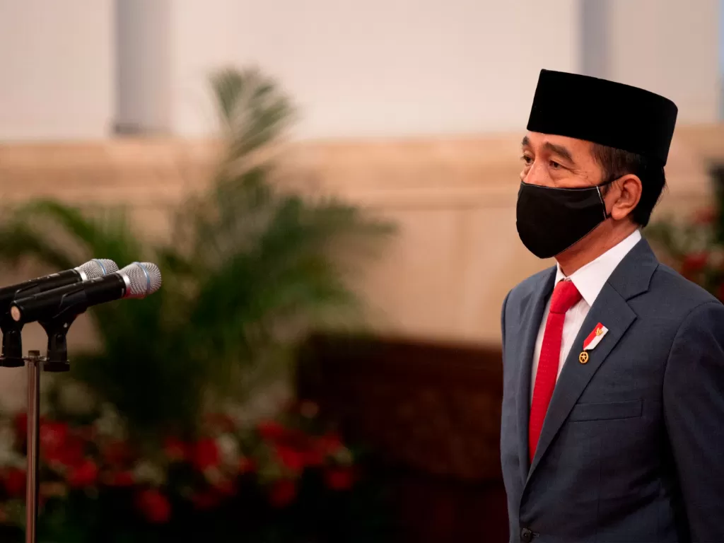 Presiden Joko Widodo Melantik Ketua MA Syarifuddin dan Hakim Mahkamah Konstitusi (MK) Manahan Sitompul di Istana Negara, Jakarta. (ANTARA/Sigid Kurniawan)