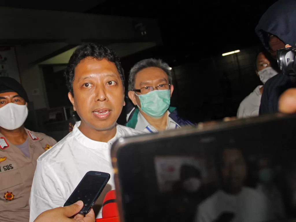 Mantan Ketua Umum PPP Romahurmuziy keluar dari Rumah Tahanan (Rutan) K4, di Gedung KPK , Jakarta, Rabu (29/4/2020). (ANTARA/Reno Esnir)