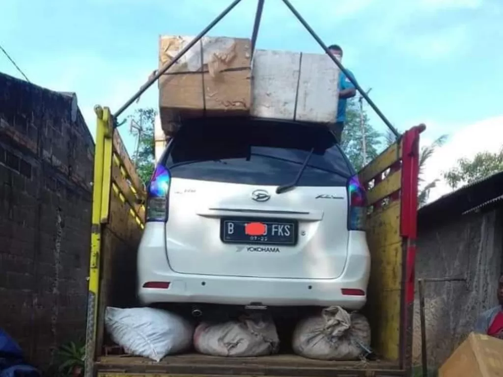 Foto mobil dipaketin di truk barang agar bisa mudik viral. (Instagram/@viralterkini99)