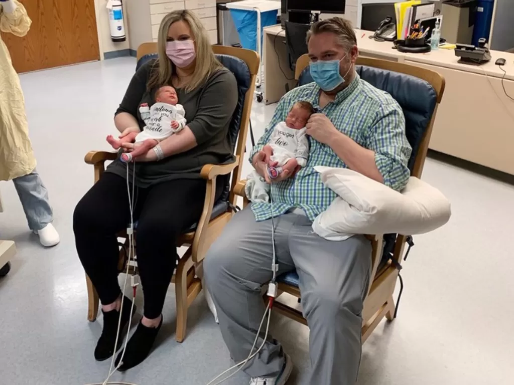 Seorang ibu asal Michigan yang baru bisa memeluk anaknya setelah 3 minggu pasca melahirkan. (Photo/Beaumont Hospital)