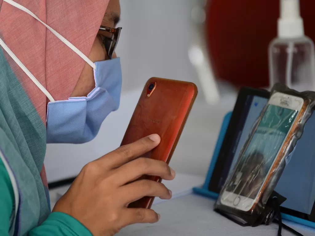 Warga menghubungi kerabatnya yang menjadi pasien melalui layanan panggilan video di fasilitas Pojok Sahabat di RSUPN Dr. Cipto Mangunkusumo, Jakarta, Kamis (30/4/2020). (ANTARA FOTO/Aditya Pradana Putra)