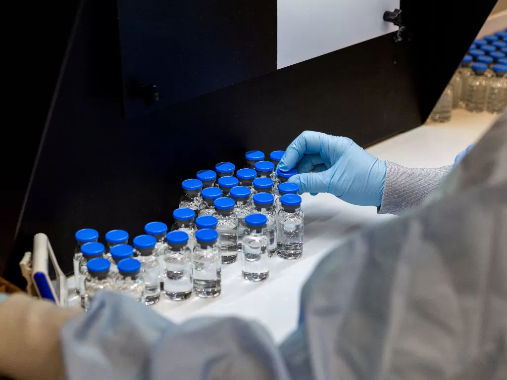 Petugas lab Gilead Sciences Inc. tengah melakukan pemeriksaan terhadap obat remsidivir. (REUTERS/Gilead Sciences Inc)