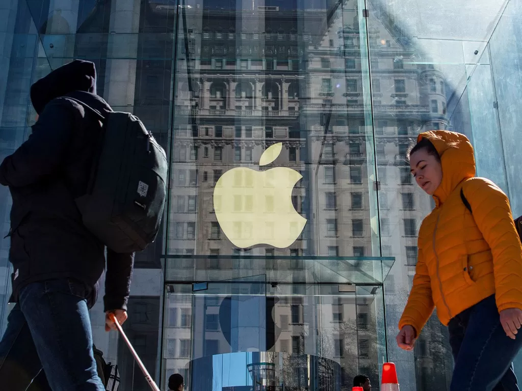 Logo Apple di sebuah Apple Store (photo/REUTERS/Eduardo Munoz)
