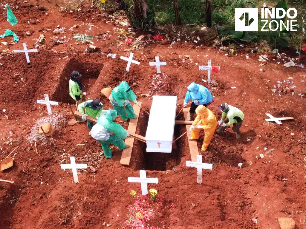 Ilustrasi proses pemakaman jenazah pasien Covid-19. (INDOZONE/Arya Manggala)
