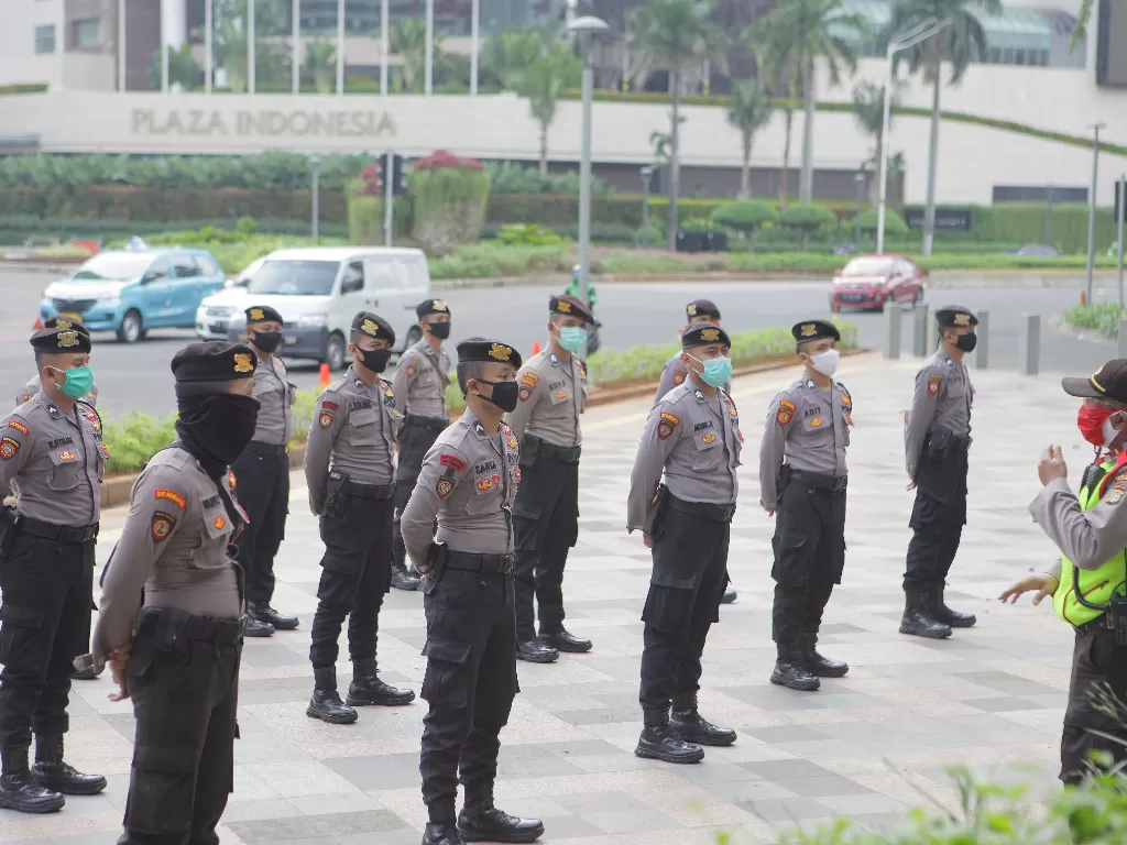 Anggota kepolisian bersiap melakukan patroli keamanan saat pandemi corona (Covid-19) di kawasan Bundaran Hotel Indonesia, Jakarta. (ANTARA/Reno Esnir)