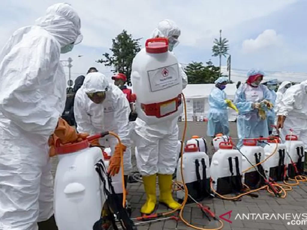 Sejumlah petugas bersiap melakukan penyemprotan disinfektan ke sejumlah wilayah di Kabupaten Lombok Barat, NTB, Sabtu (11/4/2020). ANTARA/Awaludin)