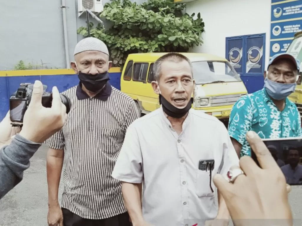Perwakilan sopir angkot kuning Banjarmasin M Gusti Hadi beserta teman-temannya menyampaikan nasib mereka saat ini. (photo/Antaranews Kalsel/Sukarli)