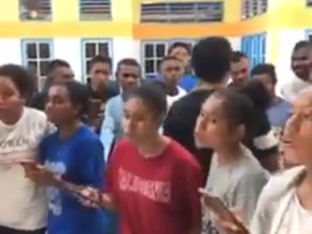 Cuplikan video pemuda paduan suara gereja sholawatan (photo/Twitter/@Irenecutemom)