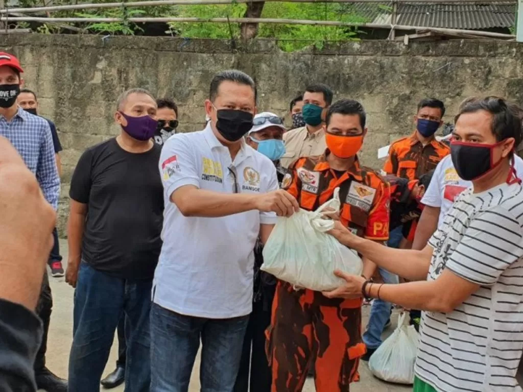  Ketua MPR RI Bambang Soesatyo menyerahkan bantuan paket sembako kepada warga di Jakarta Utara, Selasa (21/4/2020). (ANTARA/Dok Humas MPR)