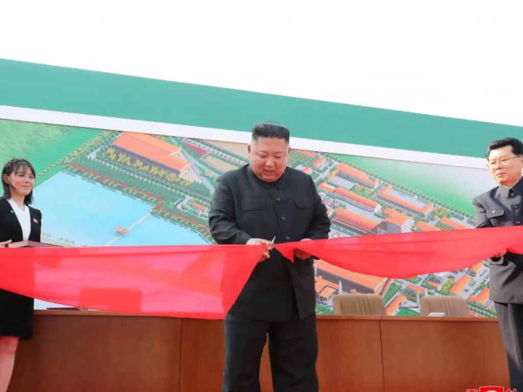 Pemimpin Korea Utara Kim Jong Un dengan didampingi adiknya, Kim Yo Jong, meresmikan pabrik pupuk yang baru selesai dibangun di kawasan wilayah utara ibu kota, Pyongyang. (KCNA via REUTERS)
