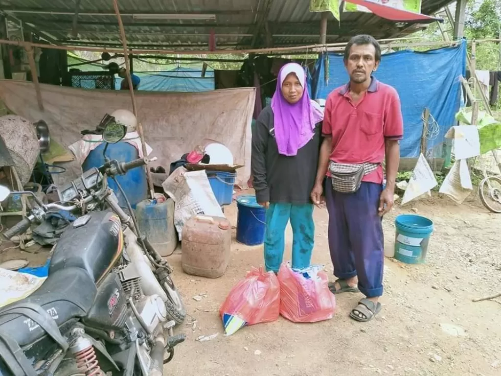 Seorang ayah asal Malaysia yang tinggal di tenda tapi sudah kuliahkan 3 anaknya. (Photo/Facebook/Bro Misai)