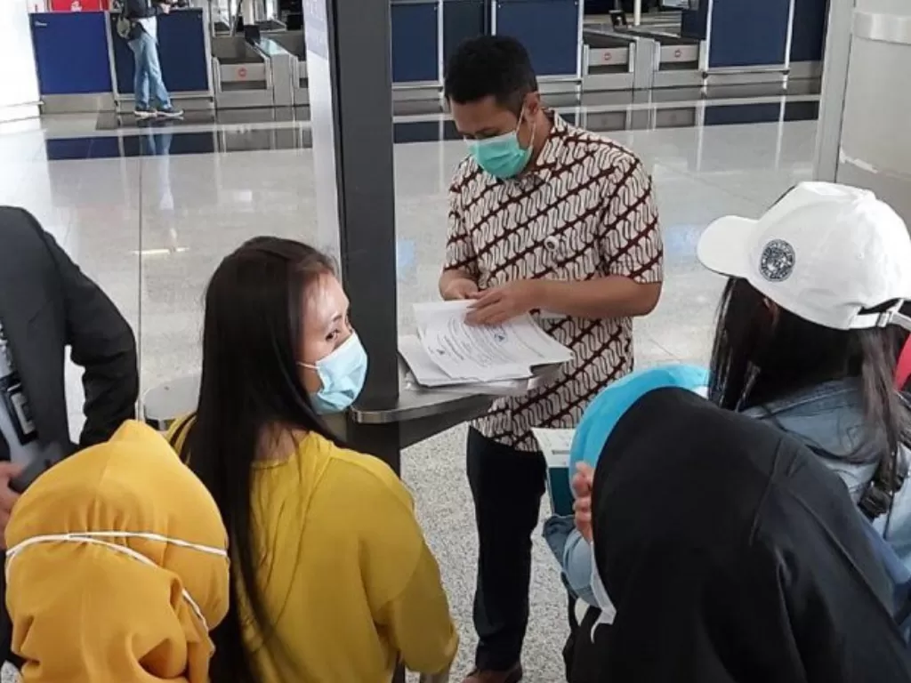 Satgas Perlindungan TKI KJRI Hong Kong mendata para pekerja migran Indonesia di Bandar Udara Internasional Hong Kong. (Photo/ANTARA/HO-KJRI Hong Kong)