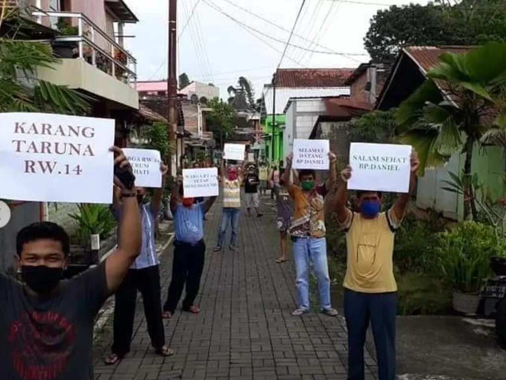 Warga Perum Sehati, Salatiga, Jawa Tengah, menyambut kepulangan seorang pasien sembuh dari corona. (Instagram/@viralterkini99)