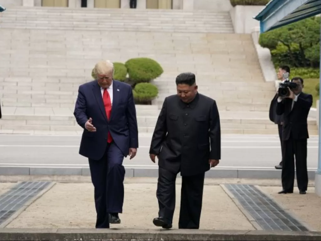 Presiden Amerika Serikat Donald Trump bertemu dengan pemimpin Korea Utara Kim Jong Un di zona demiliterisasi yang memisahkan dua Korea, di Panmunjom, Korea Selatan, Minggu (30/6/2019). (ANTARA/REUTERS/Kevin Lamarque)