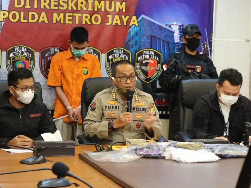 Kepala Bidang Humas Polda Metro Jaya, Komisaris Besar Polisi Yusri Yunus (tengah) pimpin Jumpa pers kasus pembunuhan sopir taksi daring di Mako Polda Metro Jaya, Sabtu (2/5/2020). (ANTARA/Fianda Rassat)