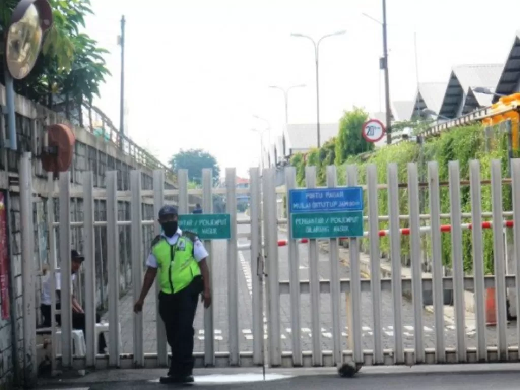 Petugas keamanan internal sedang berjaga-jaga di depan Pabrik PT HM Sampoerna Tbk di Jalan Raya Rungkut Surabaya. (ANTARA/Hanif Nashrullah)