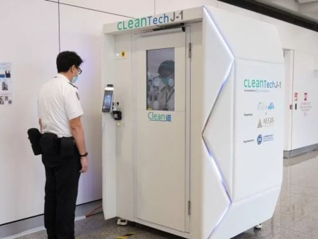 CleanTech, bilik robot disinfeksi di Bandara Hong Kong. (CNN)