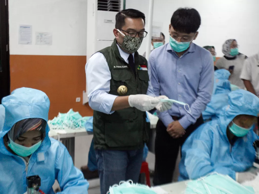 Gubernur Jawa Barat Ridwan Kamil melihat produksi pembuatan masker medis di PT Multi One Plus, Gunung Putri, Kabupaten Bogor, Jawa Barat. (ANTARA/Yulius Satria Wijaya)