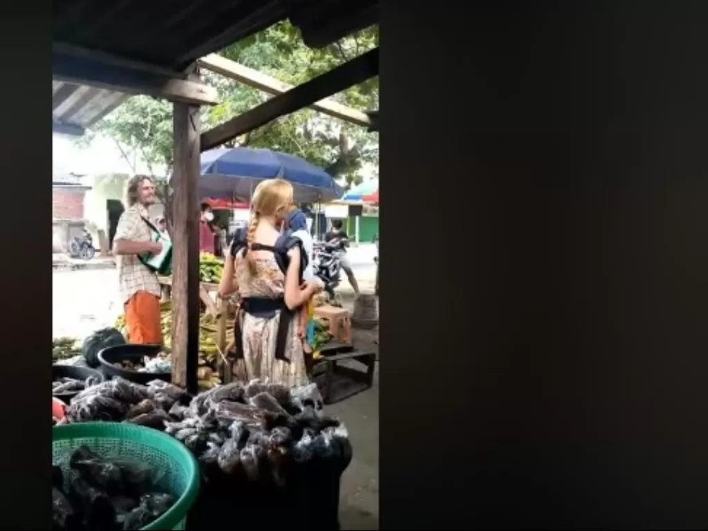Potongan video sepasang bule ngamen di pasar tradisional di Mataram. (Facebook/Bakeqpekan Bakeq)