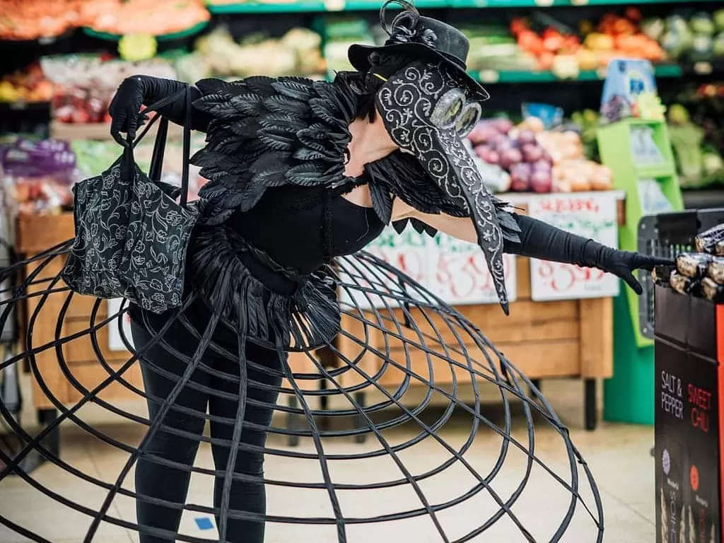 Seorang warga yang mengenakan kostum saat berbelanja ke super market. (Photo/Instagram/@change2strange)
