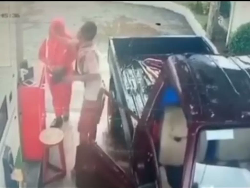 Seorang pria pengemudi mobil menampar perempuan petugas SPBU. (Instagram/@berandapangandaran)