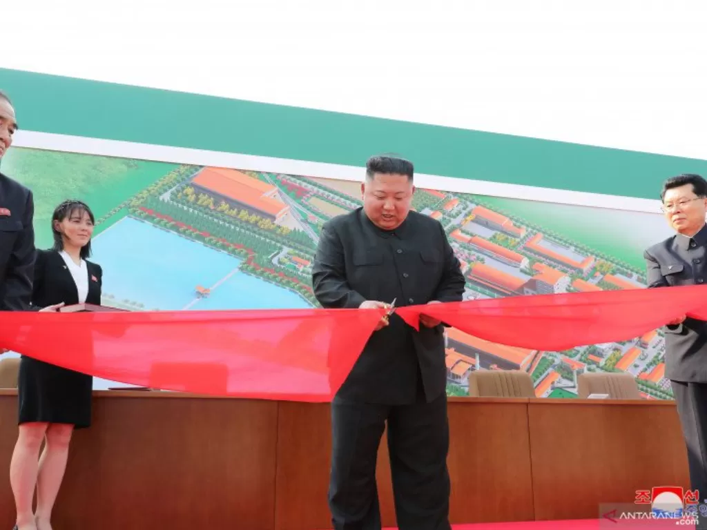 Pemimpin Korea Utara Kim Jong Un dengan didampingi adiknya, Kim Yo Jong, meresmikan pabrik pupuk yang baru selesai dibangun di kawasan wilayah utara ibu kota, Pyongyang. Foto ini dirilis oleh Kantor Berita Pusat Korea (KCNA) Korea Utara, Sabtu (2/5/2020).