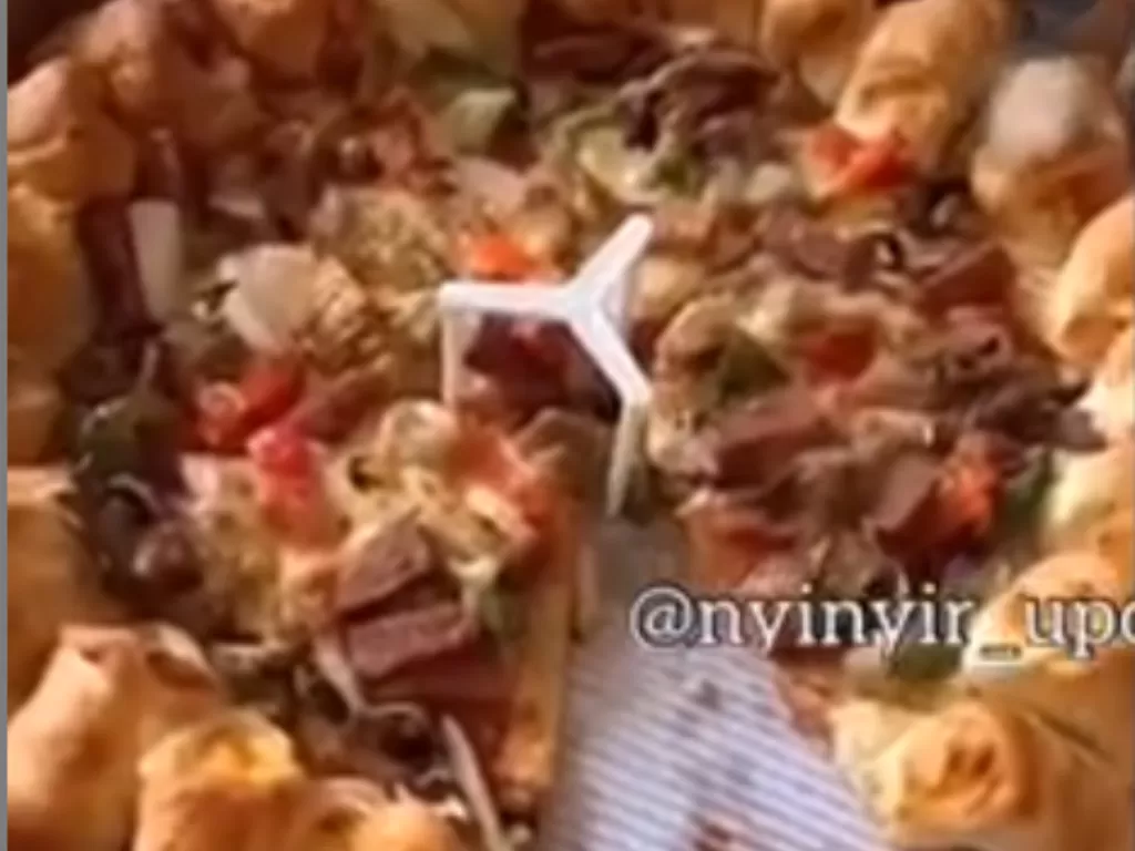 Pizza yang hilang satu slice dari box (Instagram/@nyinyir_update_official)