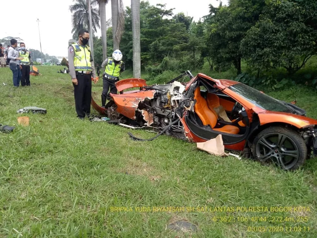 Kecelakaan mobil supercar McLaren di ruas Tol Jagorawi (Twitter/@ridwanhr)
