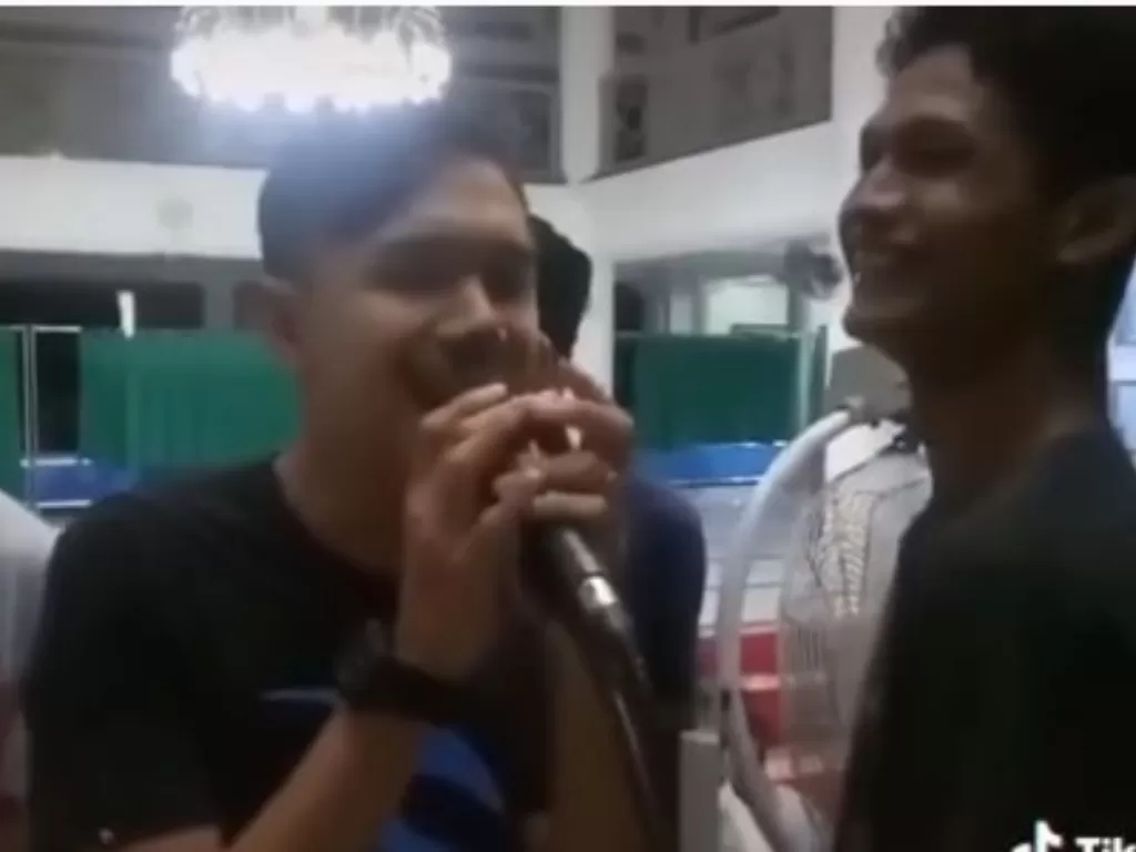 Kelompok pemuda di Aceh membangunkan orang sahur dengan melantunkan lagu dengan suara merdu. (Instagram/@dagelan)